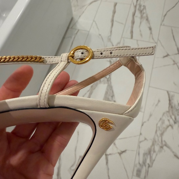 Gucci Heels (ivory leather and gold chain straps) - Picture 14 of 15